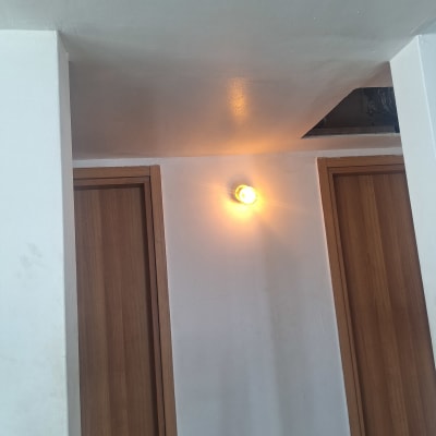 תקרה עם מנורה ודלתות עץ