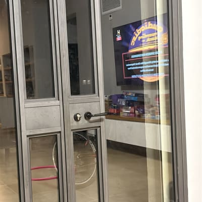 דלת זכוכית עם מנעול וידית מתכת