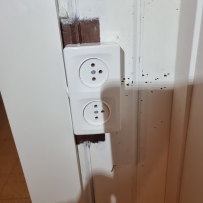 שקע חשמלי מותקן על קיר לבן