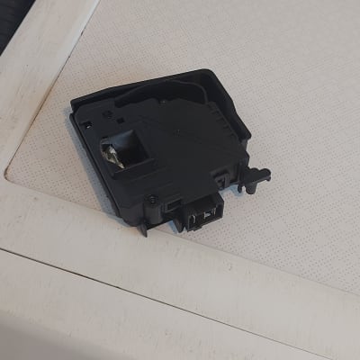 חלק פלסטיק שחור על מכונת כביסה