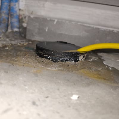 נזילה על רצפה עם צינור צהוב