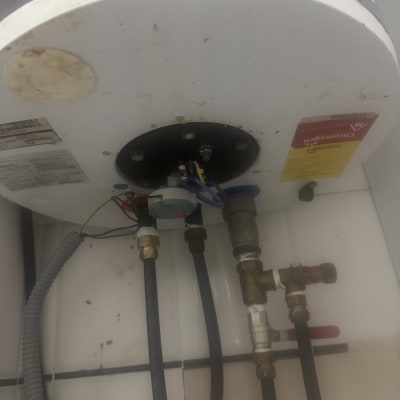 חיבורים וצינורות בתחתית דוד שמש כרומגן