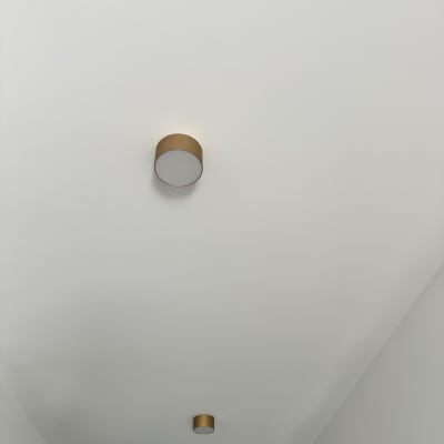 שני גופי תאורה על תקרה לבנה