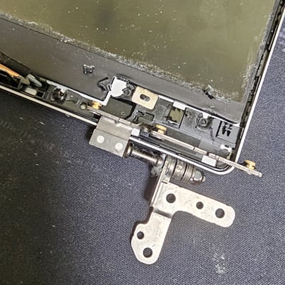 ציר מתכת של מסך מחשב נייד פתוח