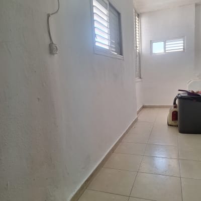 קיר צבוע לבן עם חלונות ואריחים