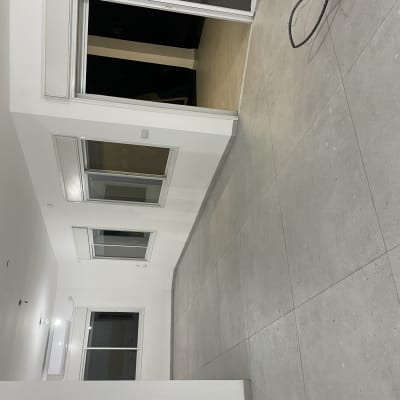 רצפה נקייה עם כבל חשמל על הרצפה