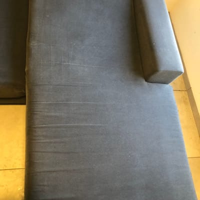 ספה אפורה עם כתמים קלים לניקוי