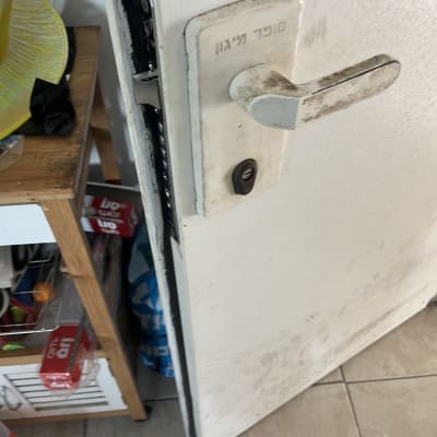 מנעול דלת עם ידית וסימני שימוש