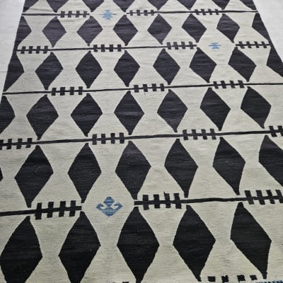 שטיח עם דוגמאות גיאומטריות בשחור ולבן