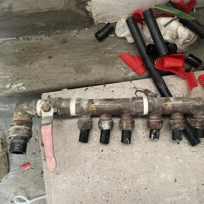 צינור מתכת עם ברזים וחיבורים שונים