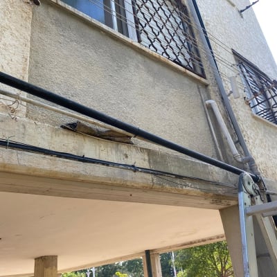 צינורות מים חיצוניים על קיר בניין