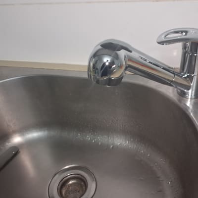 ברז וכיור נירוסטה במטבח