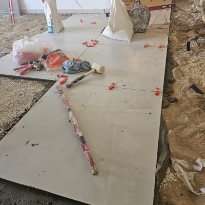 ריצוף חדש עם כלים וחומרים לשיפוץ