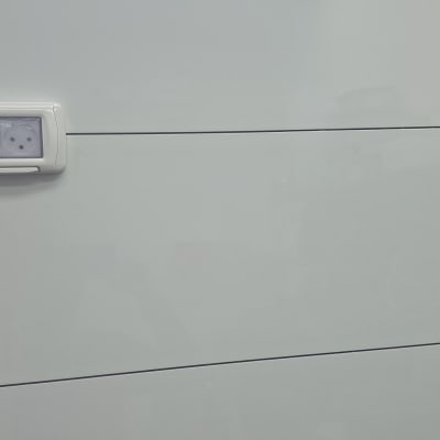 שקע חשמלי כפול על קיר לבן