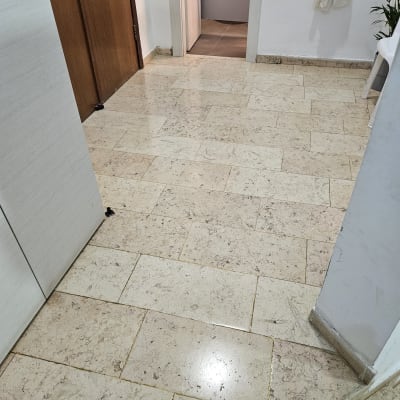 רצפה נקייה עם אריחים בהירים ודלתות פתוחות