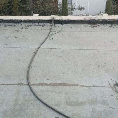 גג עם כבלים חשמליים ויריעות איטום