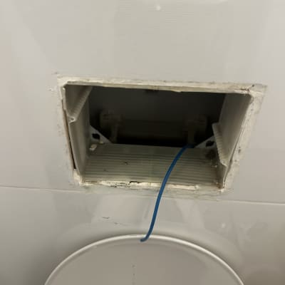 קיר עם חור וכבל כחול