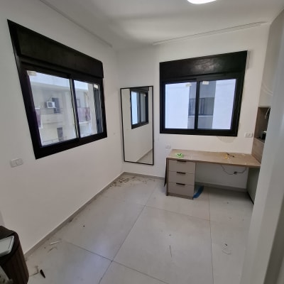 חדר עם חלונות אלומיניום ושולחן עבודה