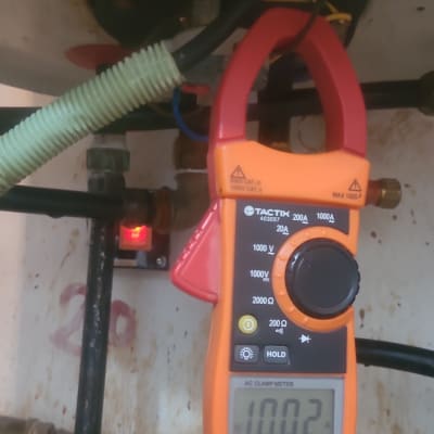 מד אמפר מחובר לדוד שמש עם חוטים חשמליים