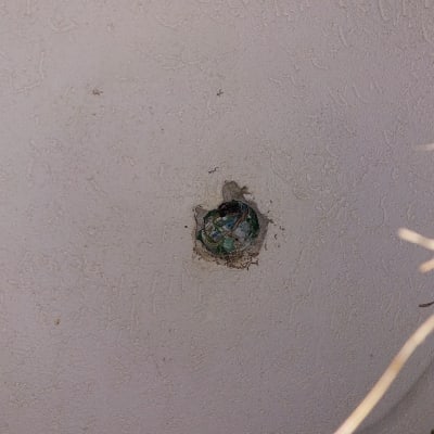 חור בקיר עם נייר דחוס בפנים