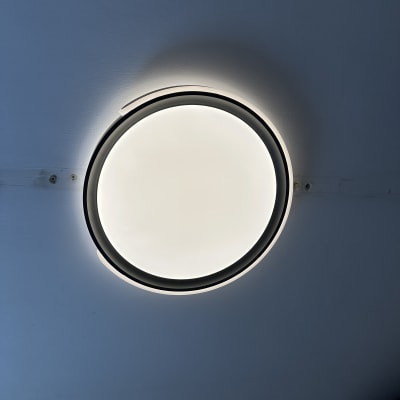 מנורה עגולה על תקרה כחולה