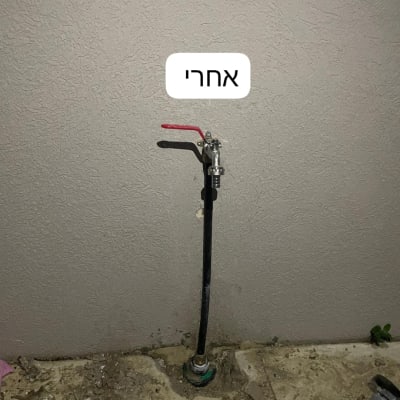 ברז מים עם ידית אדומה, כלים על הקרקע