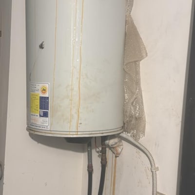 דוד שמש עם חיבורים וצינורות חשמל