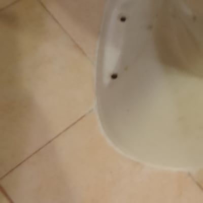 בסיס אסלה על רצפת קרמיקה