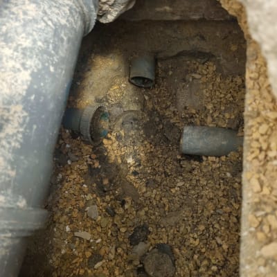 צינורות פלסטיק באדמה עם חצץ