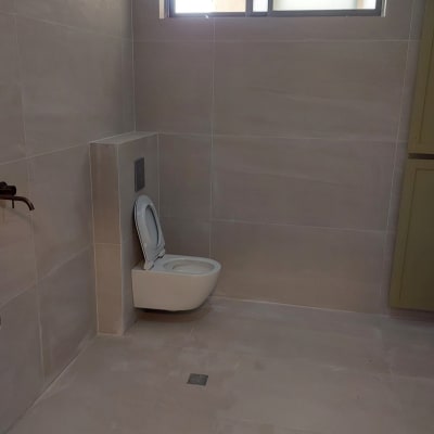 שירותים חדשים בחדר אמבטיה משופץ