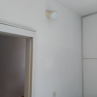 קיר לבן עם סימן עגול של צבע