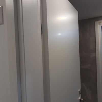 דלת לבנה נקייה עם ידיות מתכת מבריקות