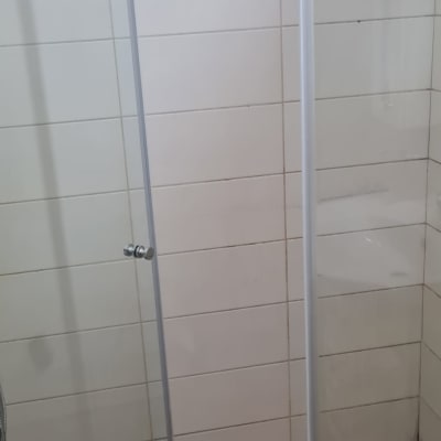 מקלחון זכוכית עם דלתות פתוחות