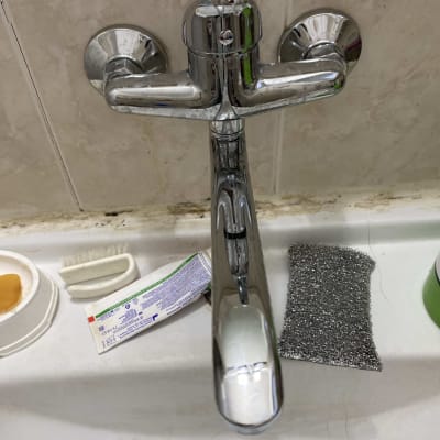 ברז סוללה כרום מותקן על הקיר מעל כיור