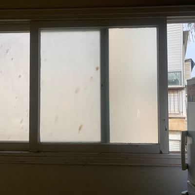 חלון זכוכית עם לכלוך וכתמים