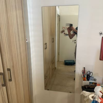 מראה מלבנית תלויה על קיר לבן