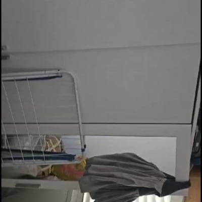 מתלה כביסה עם בגדים תלויים לייבוש