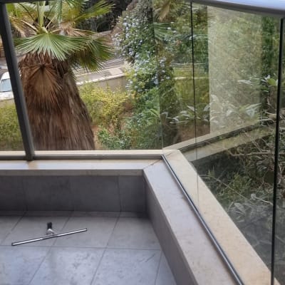 דלי ומגב על רצפת מרפסת לניקוי