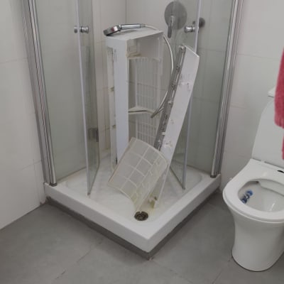 חלקי מזגן מפורקים במקלחת