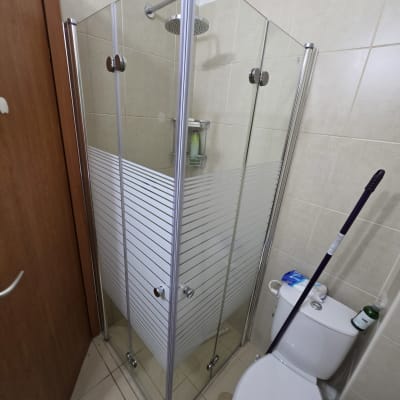 מקלחון זכוכית עם דלתות מתכת