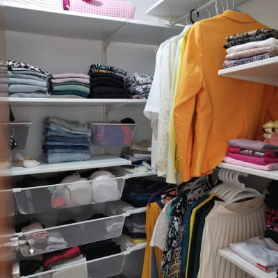 ארון בגדים מסודר עם מדפים ותלייה