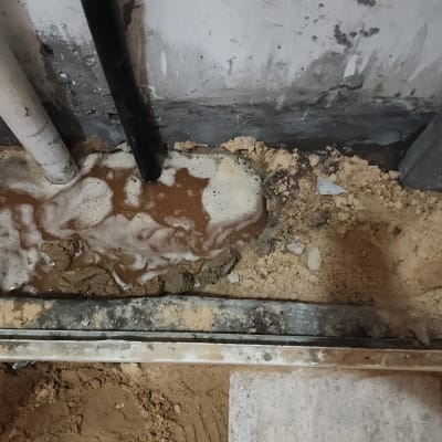 נזילה בצנרת עם מים על הרצפה