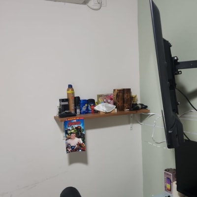 מדף עם חפצים, כבלים חשופים על הקיר