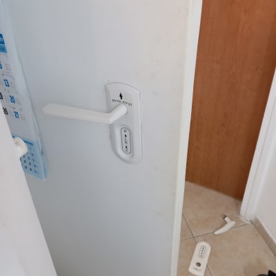 ידית דלת לבנה עם מנעול