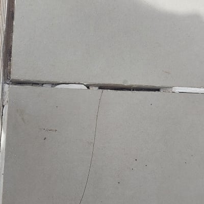 רווח בין אריחי קרמיקה עם סדק קטן