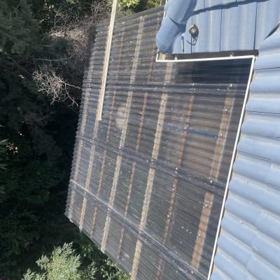 גג פלסטיק שקוף עם קורות עץ ותקרה כחולה