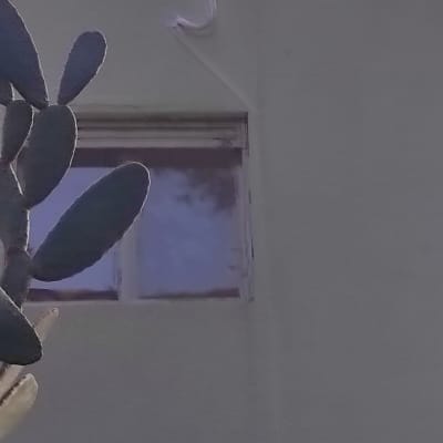 צינור מזגן חיצוני מחובר לקיר בניין