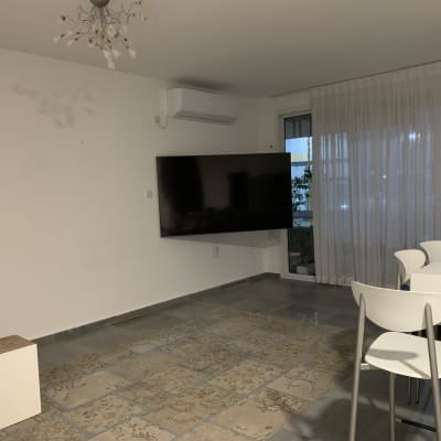 טלוויזיה תלויה על הקיר בחדר מגורים מודרני