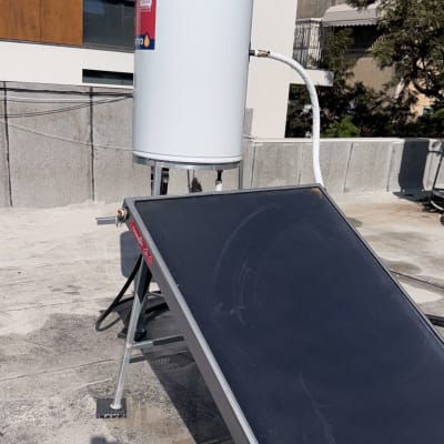 דוד שמש ולוח סולארי על גג בניין