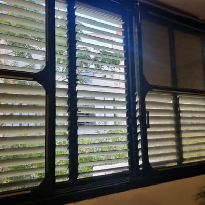 תריסים אופקיים פתוחים למחצה עם מסגרת שחורה